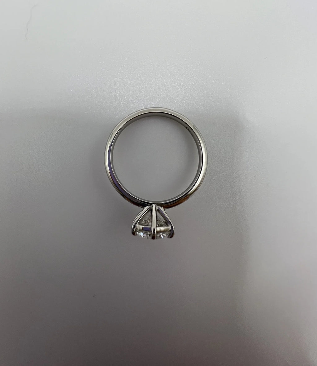 Anillo solitario de platino con diamante de laboratorio talla brillante hecho a medida por BRAVORA