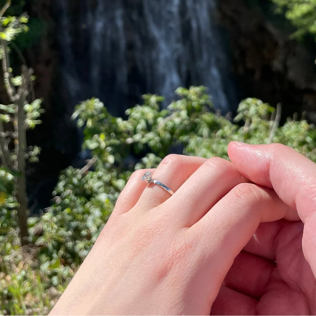 Anillo solitario de platino 950 con diamante de laboratorio talla brillante hecho a medida por BRAVORA