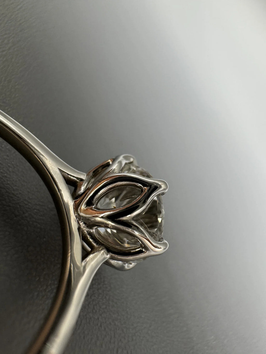 Anillo solitario de platino con diamante de laboratorio talla brillante hecho a medida por BRAVORA