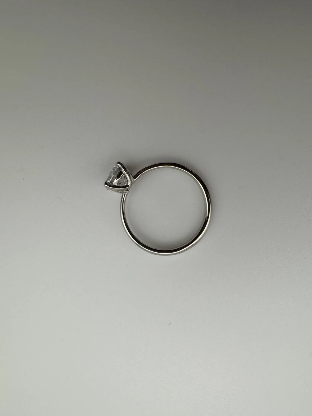 Anillo solitario de platino con diamante de laboratorio talla brillante hecho a medida por BRAVORA