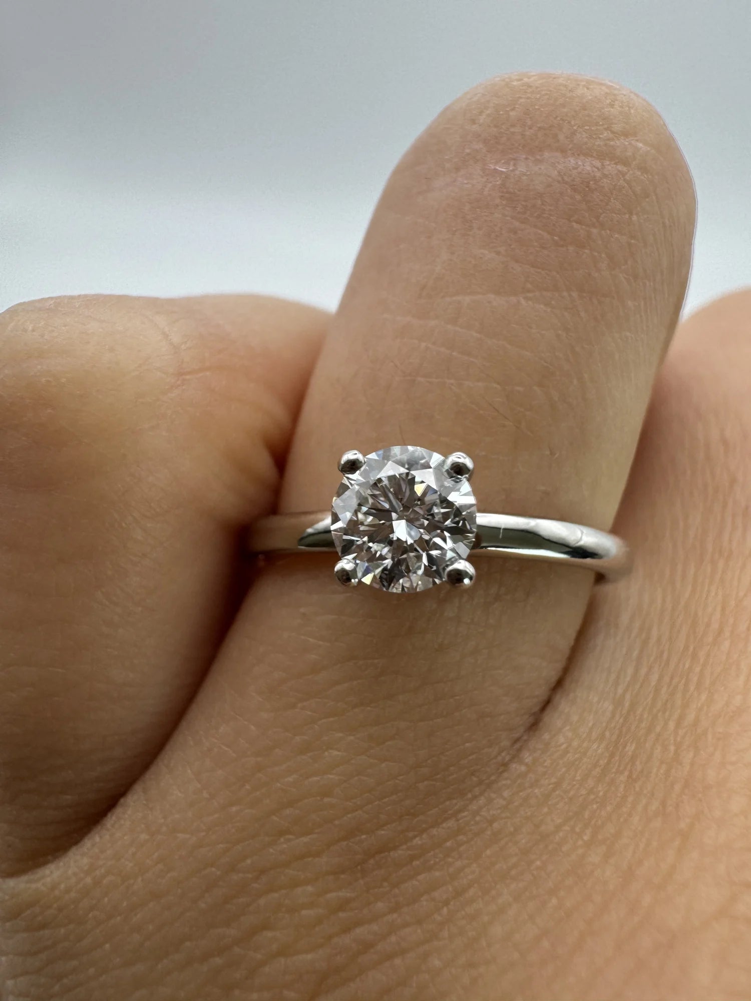 Anillo solitario de platino 950 con diamante de laboratorio talla brillante hecho a medida por BRAVORA