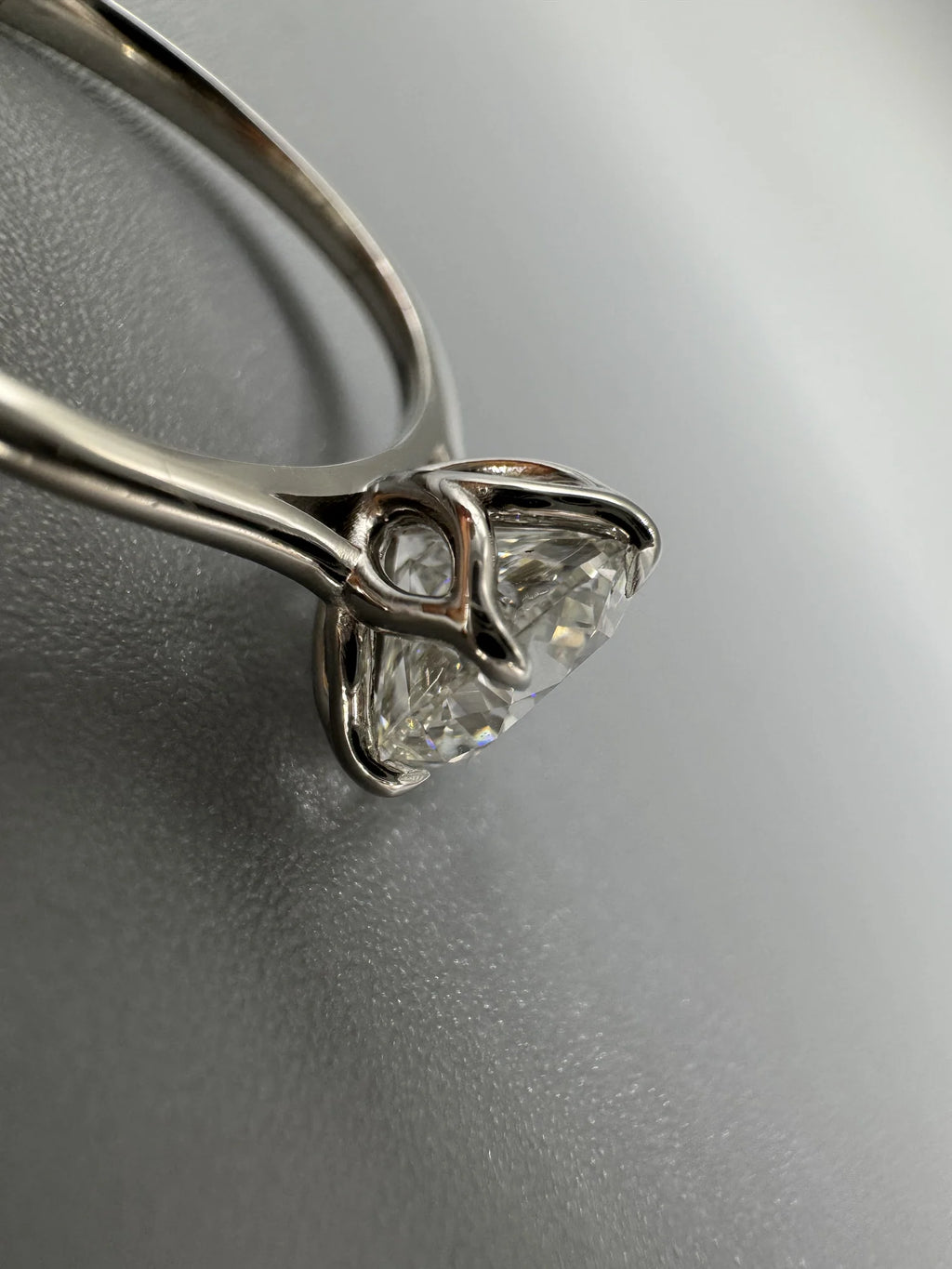 Anillo solitario de platino con diamante de laboratorio talla brillante hecho a medida por BRAVORA