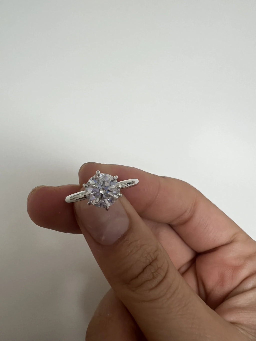 Anillo solitario de platino con diamante de laboratorio talla brillante hecho a medida por BRAVORA