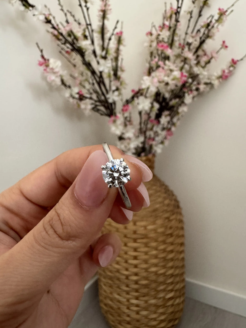 Anillo solitario de platino con diamante de laboratorio talla brillante hecho a medida por BRAVORA