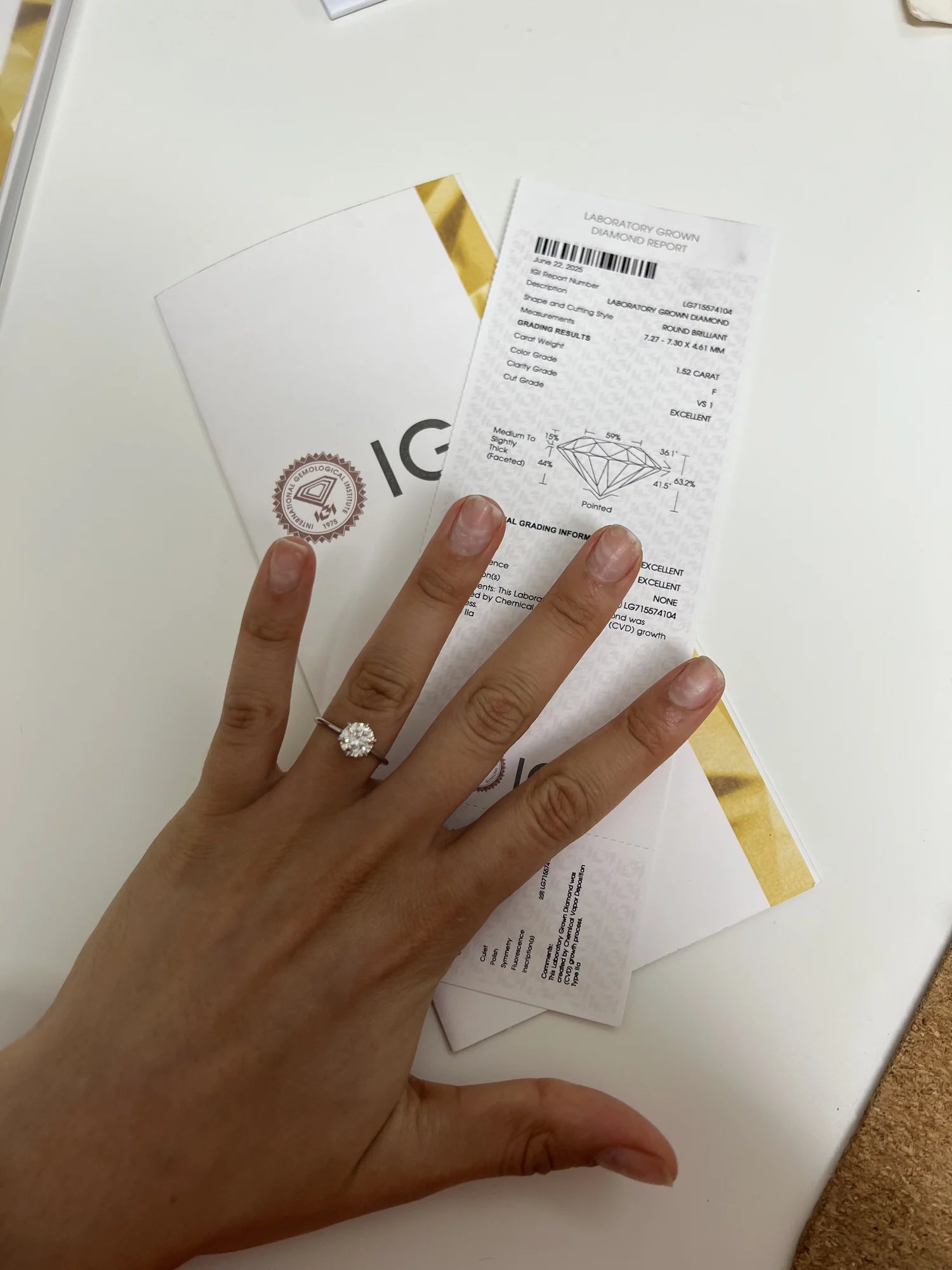 Anillo solitario de platino con diamante de laboratorio talla brillante hecho a medida por BRAVORA
