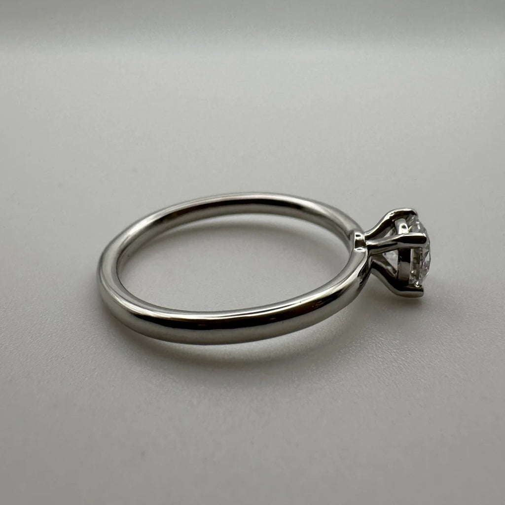 Anillo solitario de platino 950 con diamante de laboratorio talla brillante hecho a medida por BRAVORA