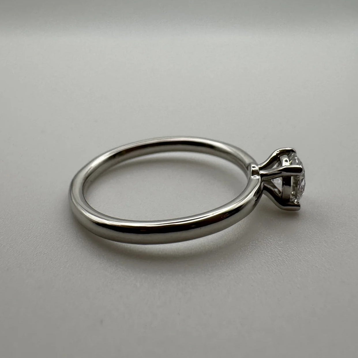 Anillo solitario de platino 950 con diamante de laboratorio talla brillante hecho a medida por BRAVORA