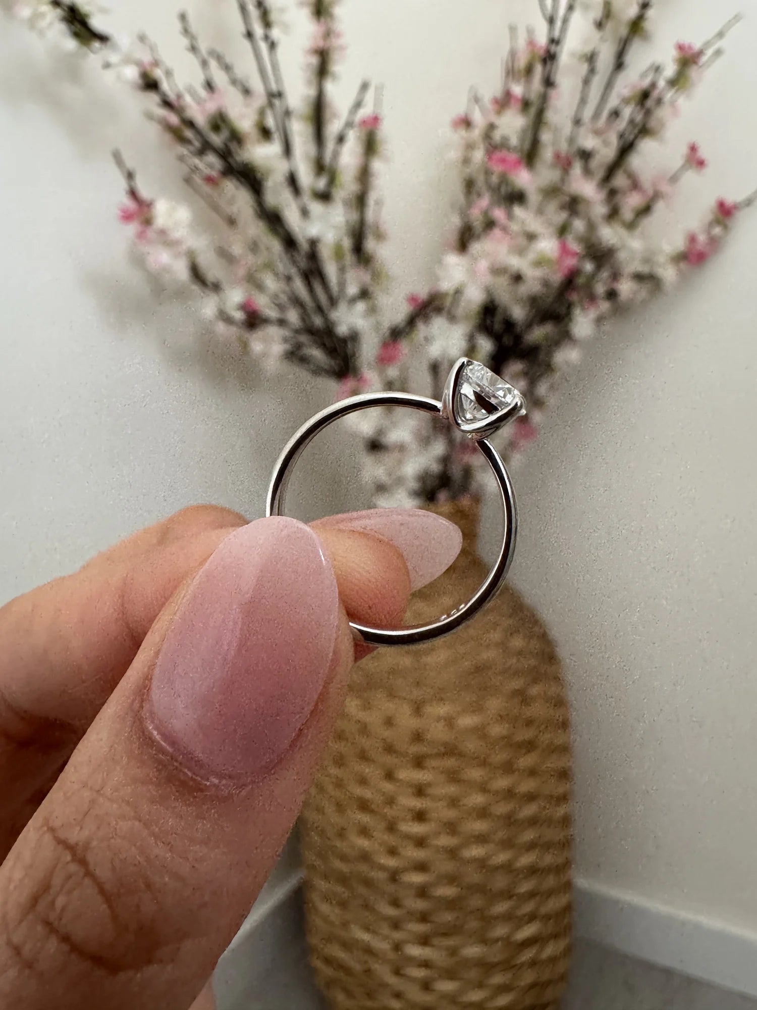 Anillo solitario de platino con diamante de laboratorio talla brillante hecho a medida por BRAVORA