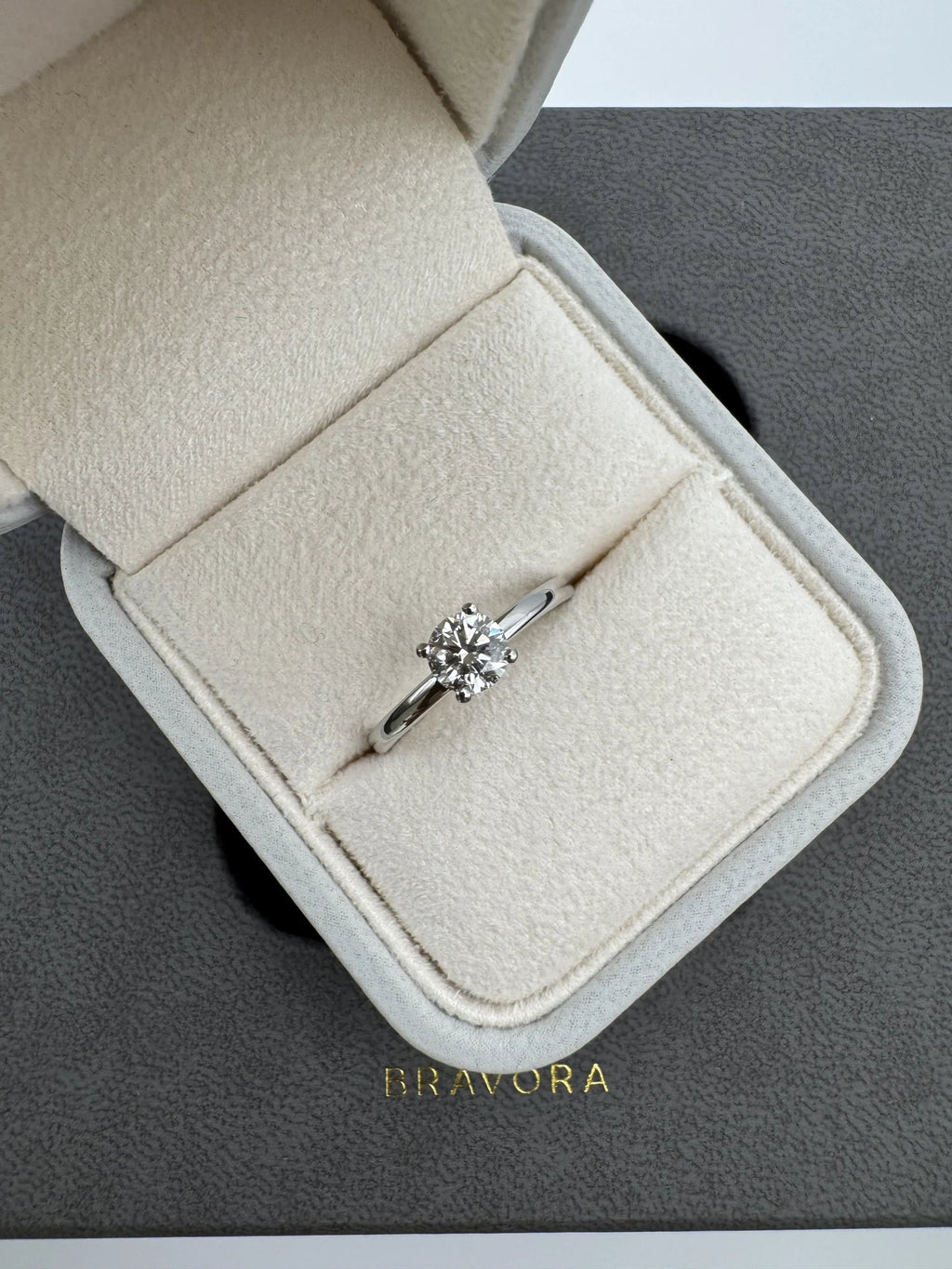 Anillo solitario de platino 950 con diamante de laboratorio talla brillante hecho a medida por BRAVORA