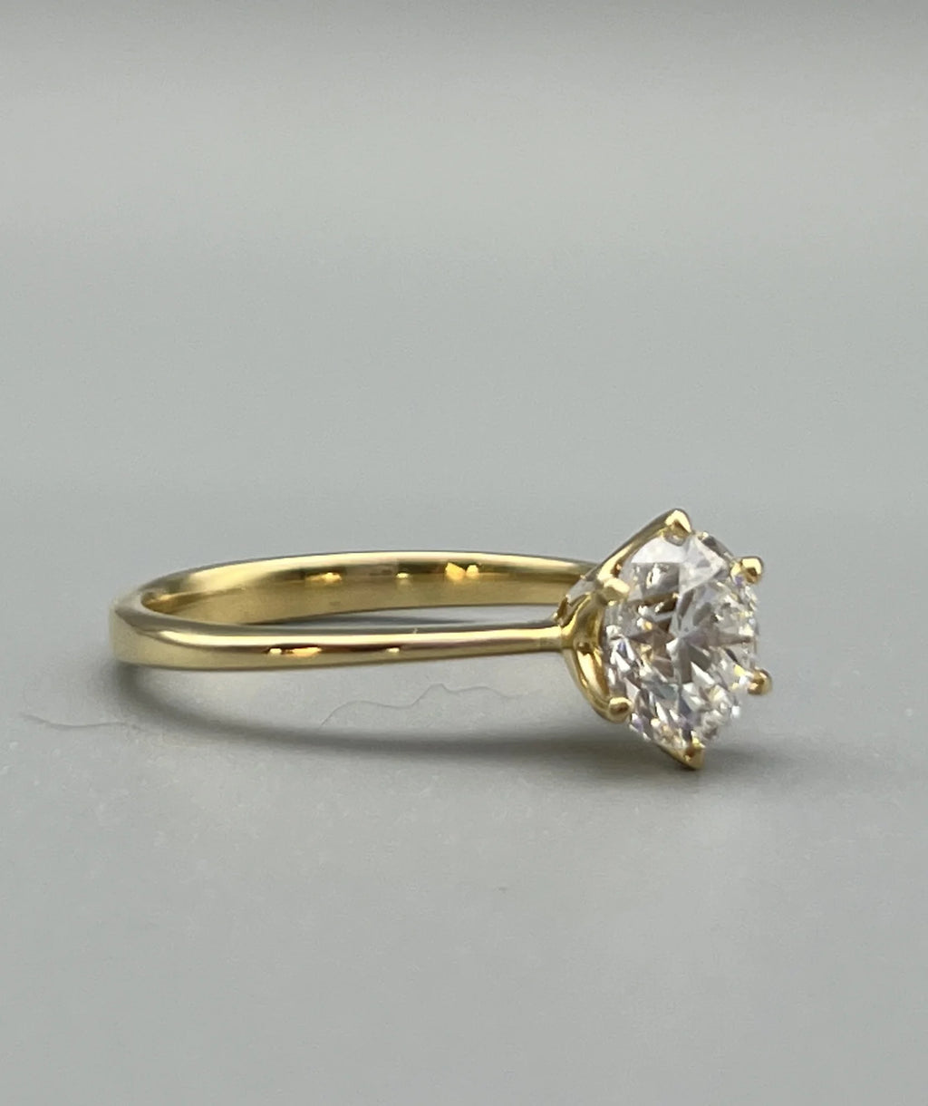 Anillo solitario de oro amarillo 18k con diamante de laboratorio hecho a medida por BRAVORA