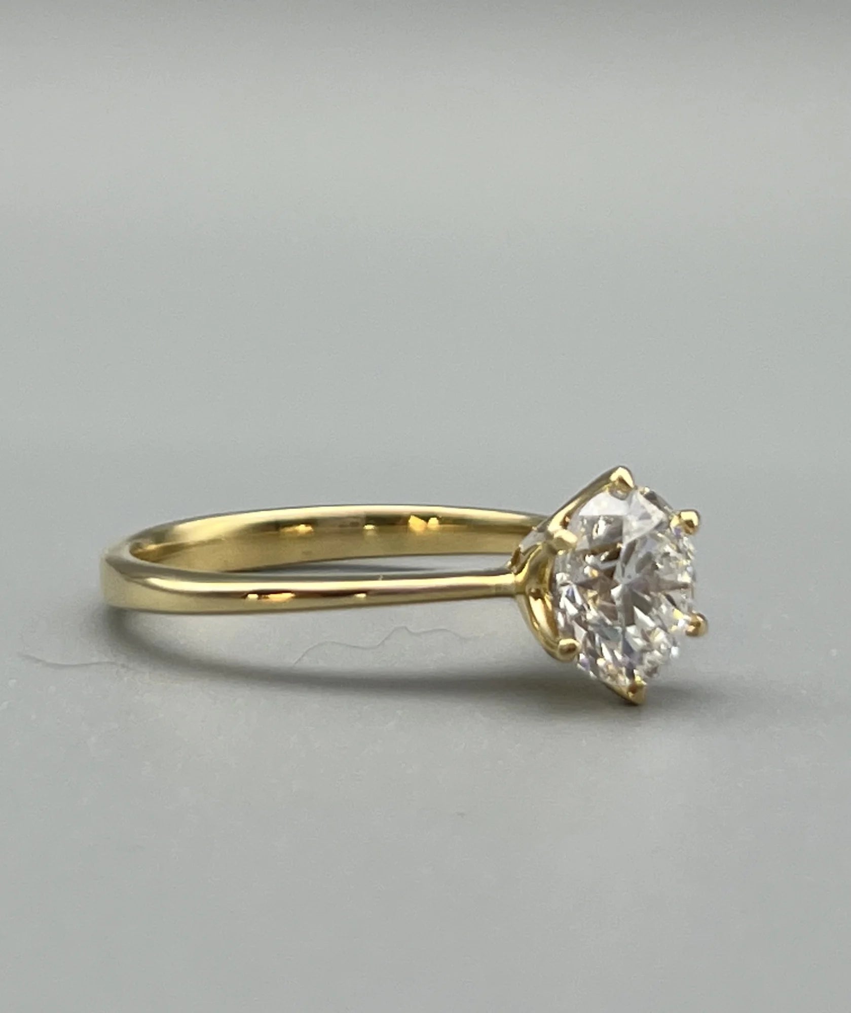 Anillo solitario de oro amarillo 18k con diamante de laboratorio hecho a medida por BRAVORA