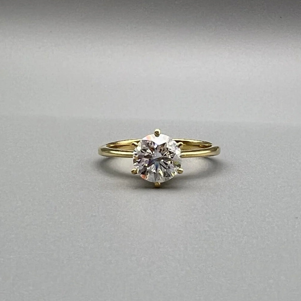 Anillo solitario de oro amarillo 18k con diamante de laboratorio hecho a medida por BRAVORA