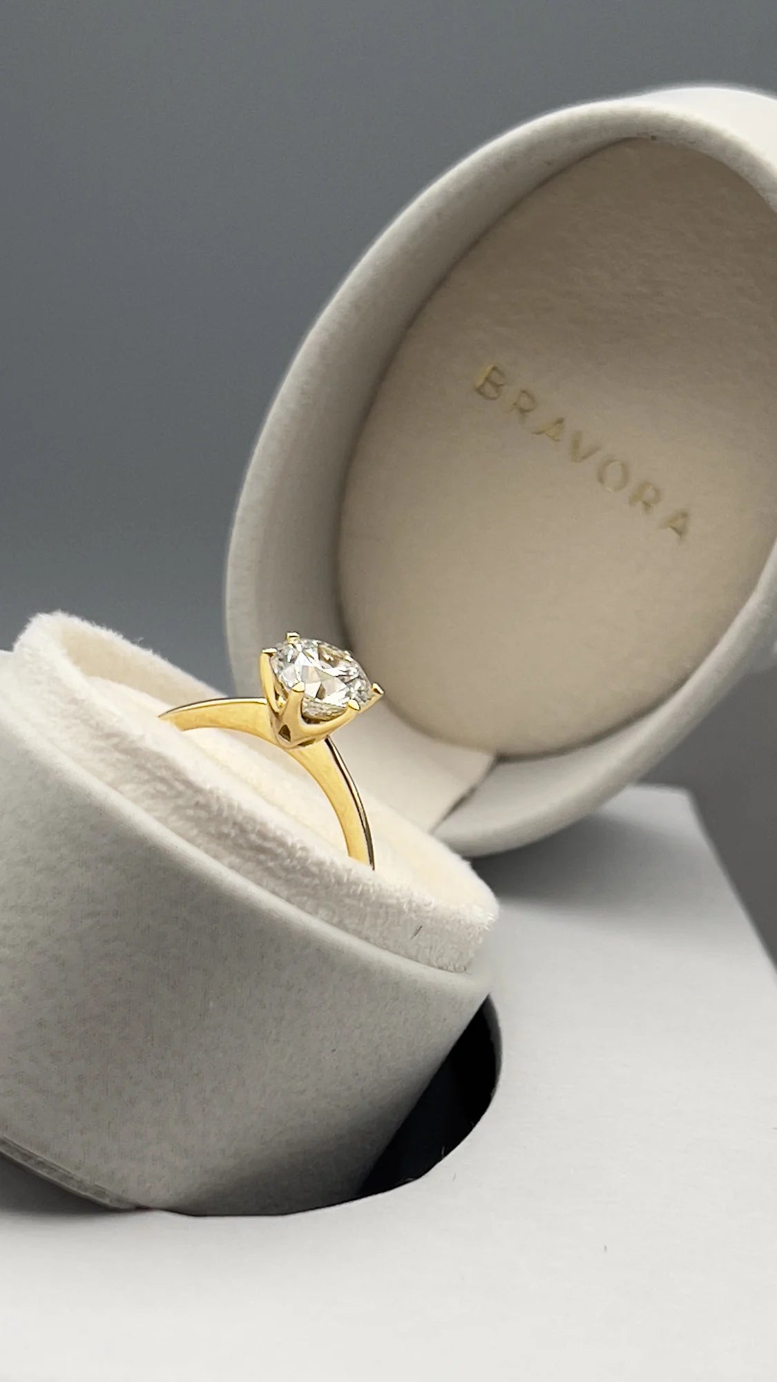 Anillo solitario de oro amarillo 18k con diamante de laboratorio hecho a medida por BRAVORA