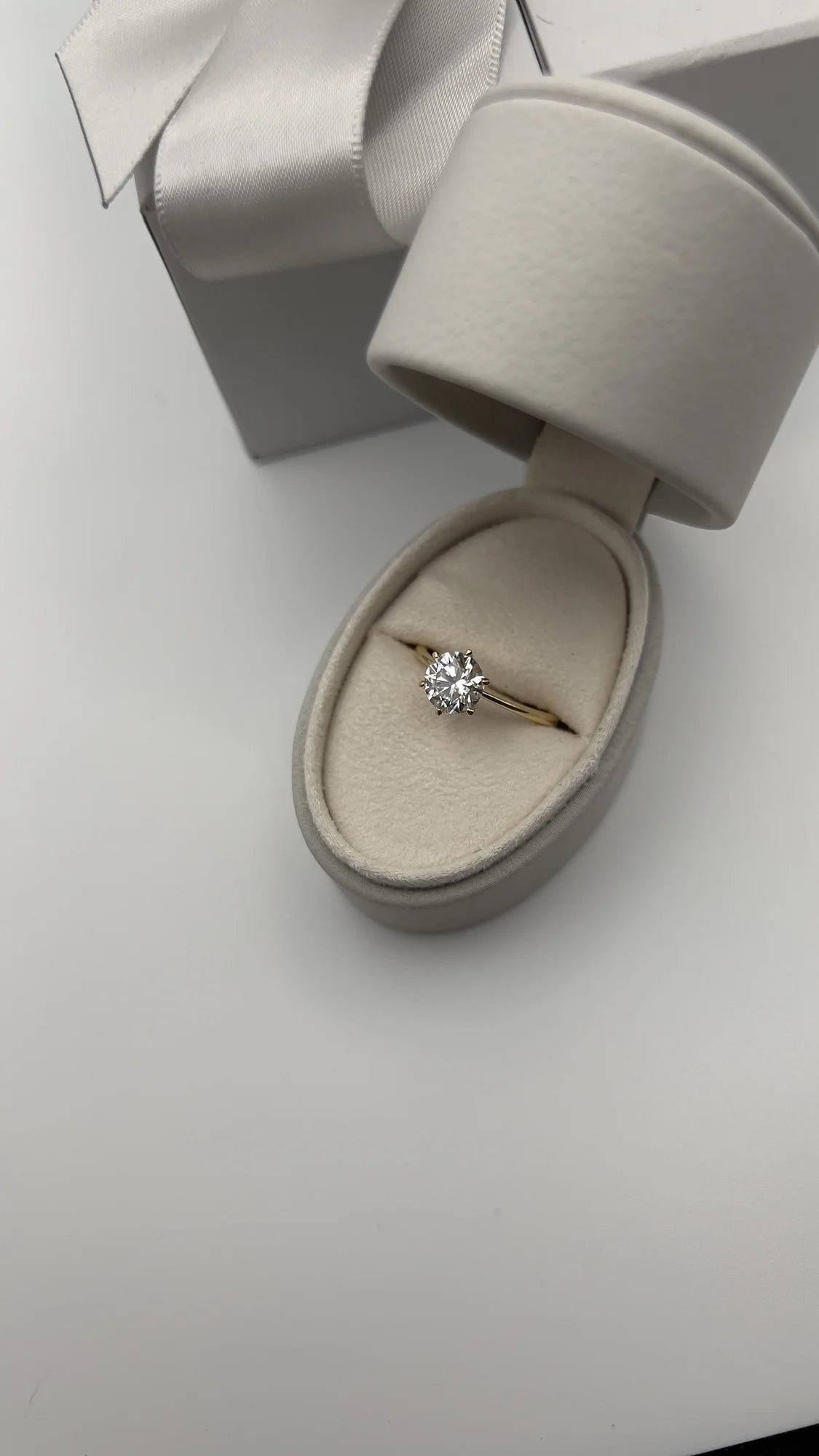 Anillo solitario de oro amarillo 18k con diamante de laboratorio hecho a medida por BRAVORA