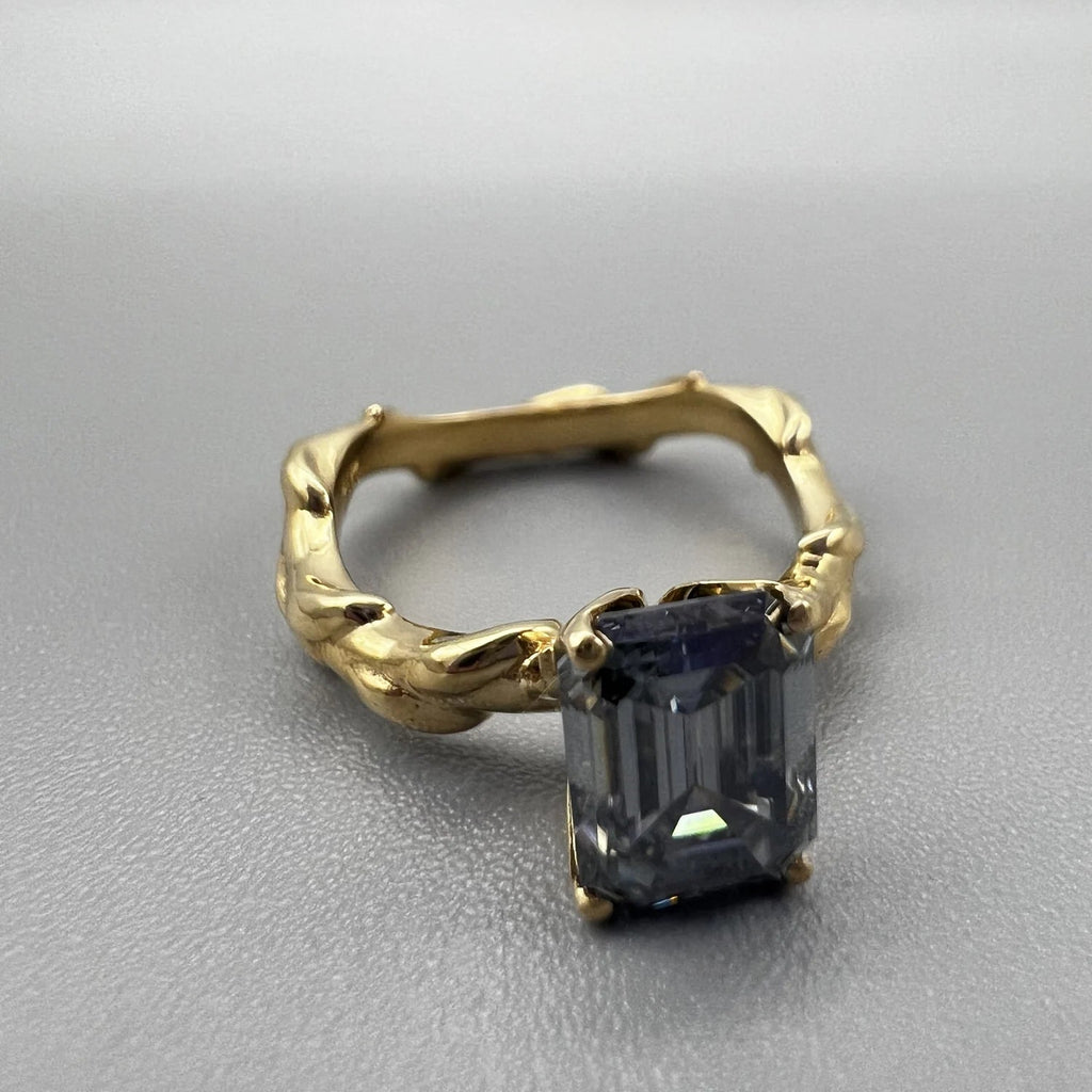 Anillo solitario de moissanita gris talla esmeralda en oro amarillo 14k con espinas, hecho a medida por BRAVORA