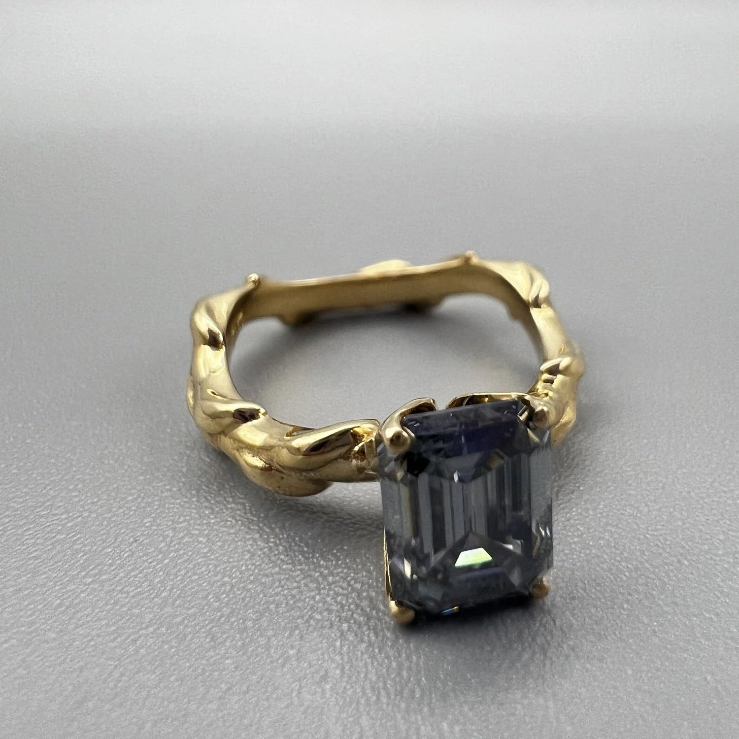 Anillo solitario de moissanita gris talla esmeralda en oro amarillo 14k con espinas, hecho a medida por BRAVORA