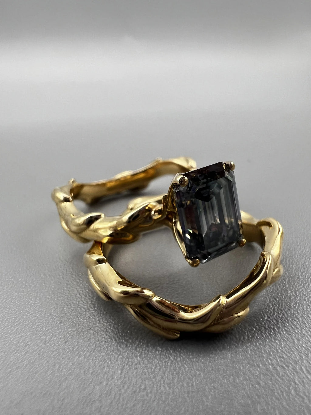Anillo solitario de moissanita gris talla esmeralda en oro amarillo 14k con espinas, hecho a medida por BRAVORA