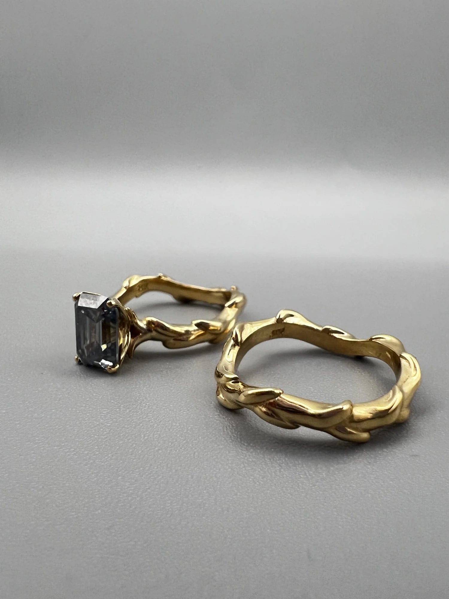 Anillo solitario de moissanita gris talla esmeralda en oro amarillo 14k con espinas, hecho a medida por BRAVORA