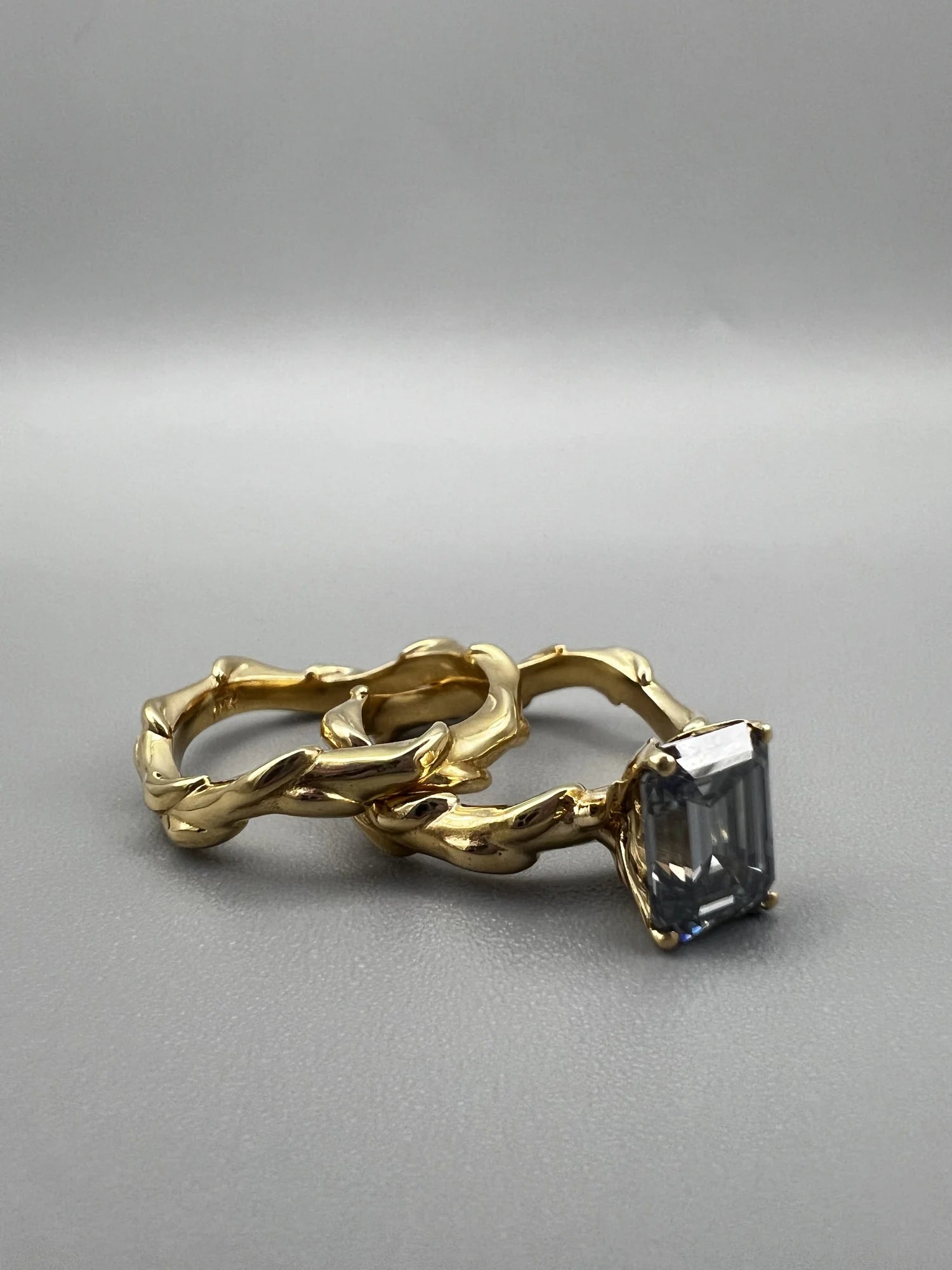 Anillo solitario de moissanita gris talla esmeralda en oro amarillo 14k con espinas, hecho a medida por BRAVORA