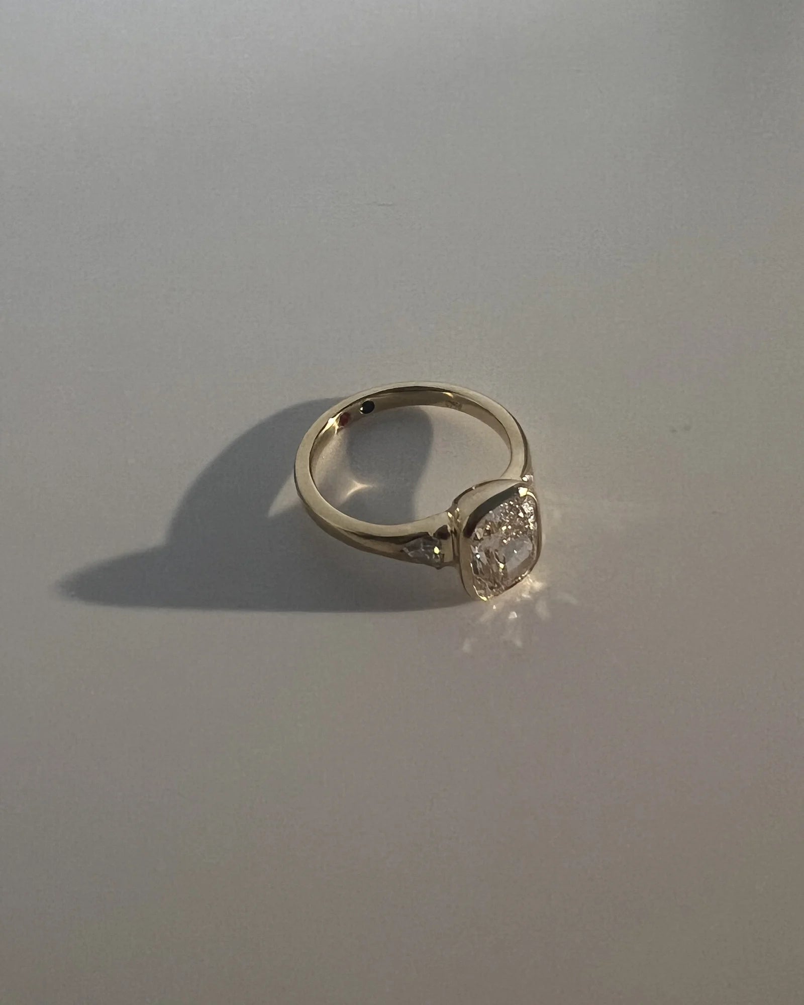 Anillo trilogía con diamante lab-grown de corte cojín elongado en oro amarillo 18k hecho a medida por BRAVORA