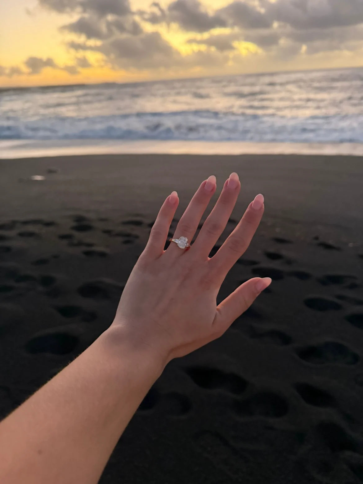 Anillo trilogía con diamante lab-grown de corte cojín elongado en oro amarillo 18k hecho a medida por BRAVORA
