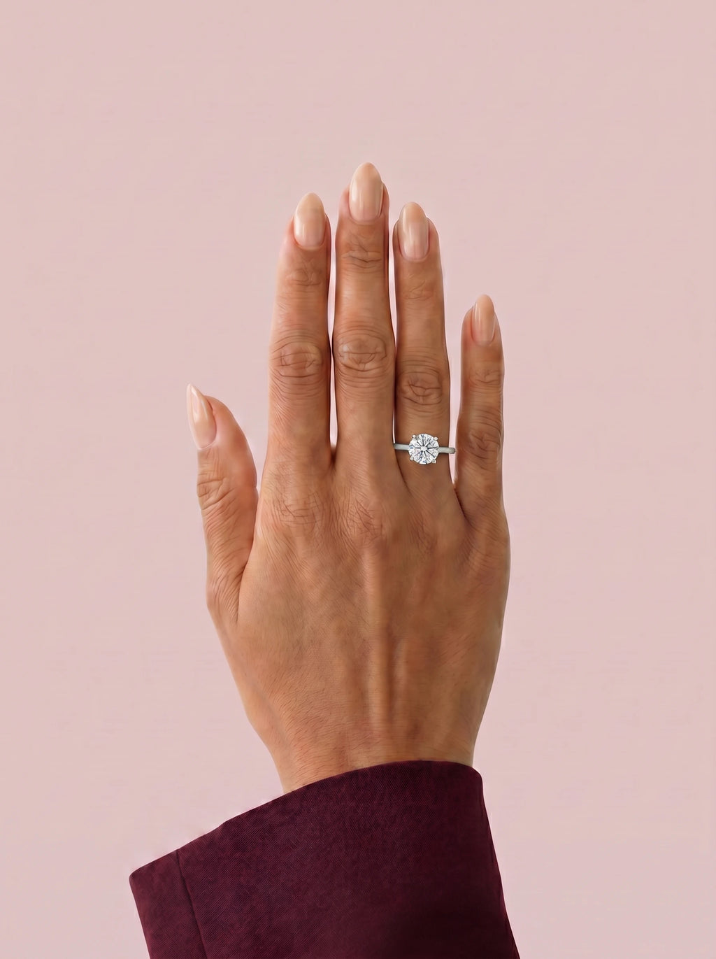 Anillo de compromiso AURORA brillante en oro blanco, vista en la mano