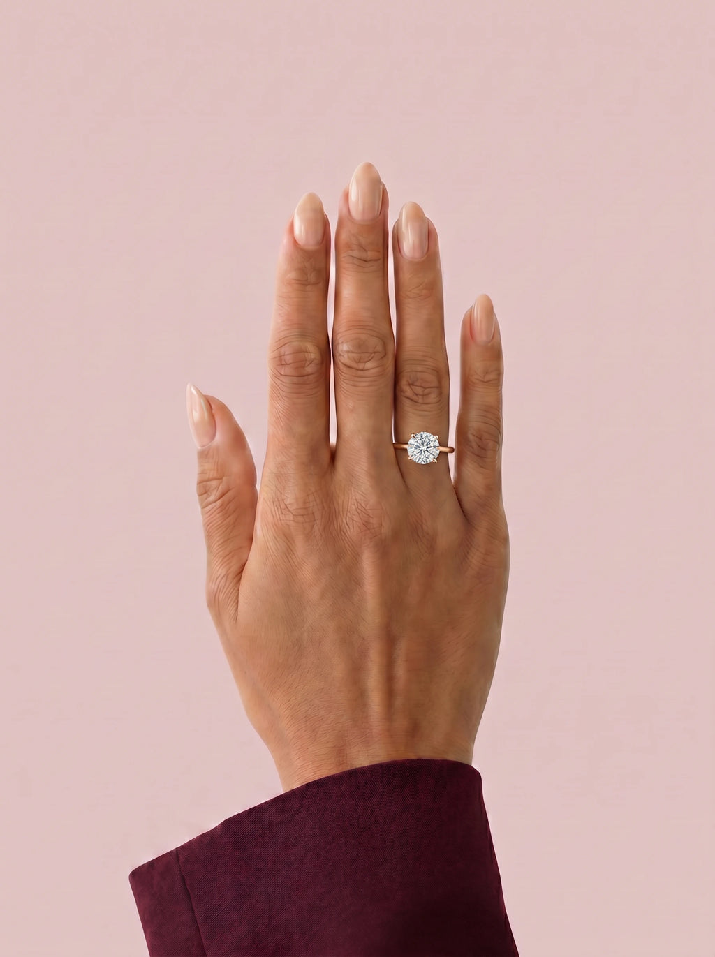 Anillo de compromiso AURORA brillante en oro rosa, vista en la mano