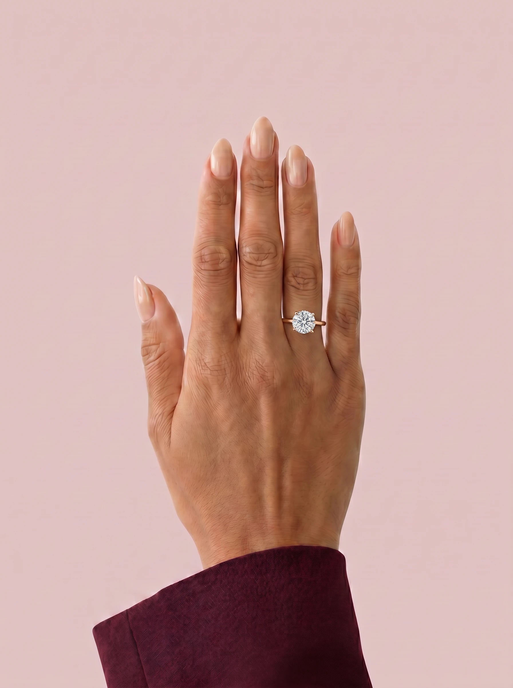 Anillo de compromiso AURORA brillante en oro rosa, vista en la mano