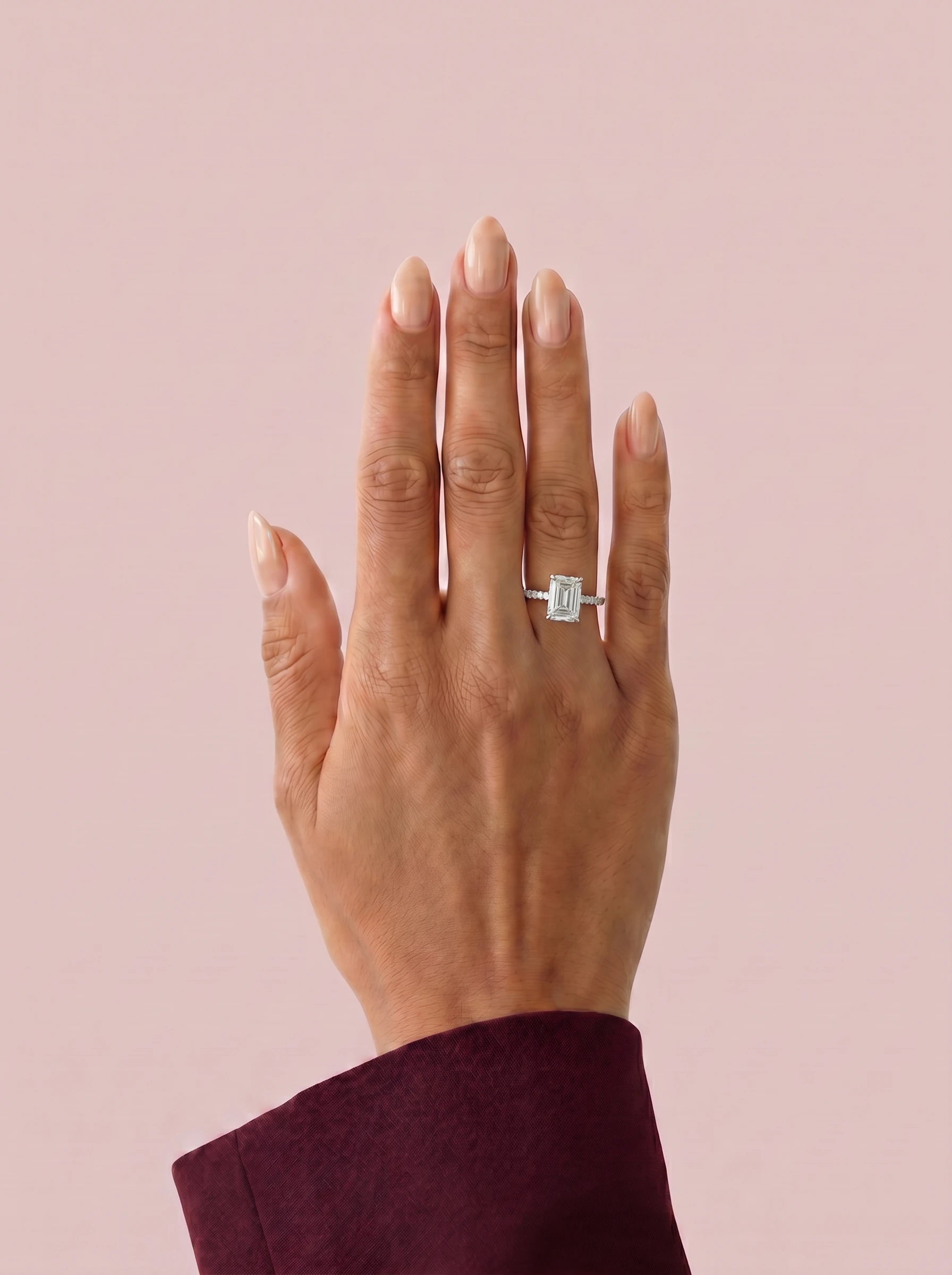 Anillo de compromiso AURORA esmeralda en oro blanco, vista en la mano