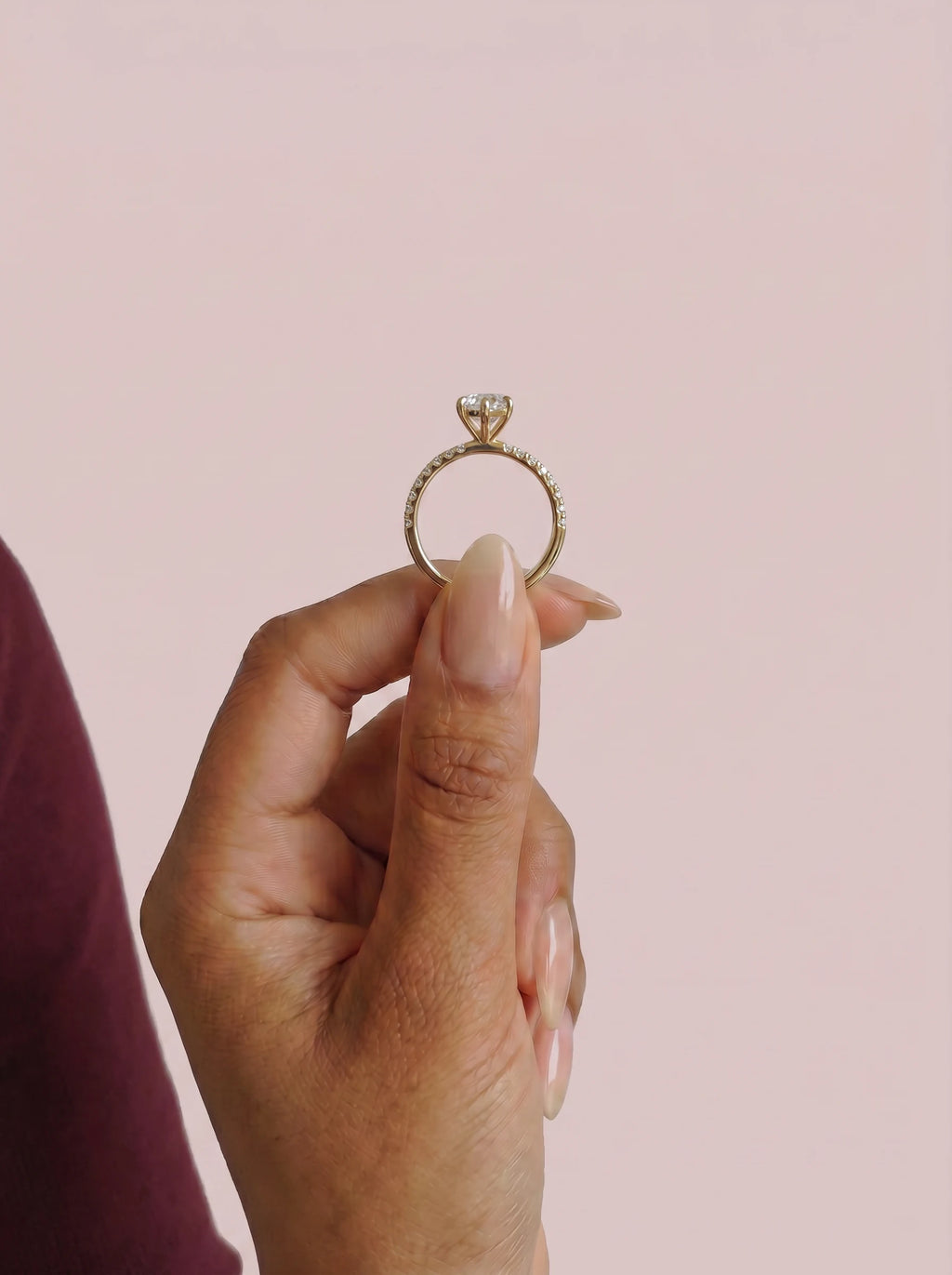Anillo de compromiso AURORA marquesa en oro amarillo, detalle sujeto con pinza