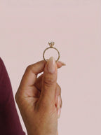 Anillo de compromiso AURORA marquesa en oro amarillo, detalle sujeto con pinza