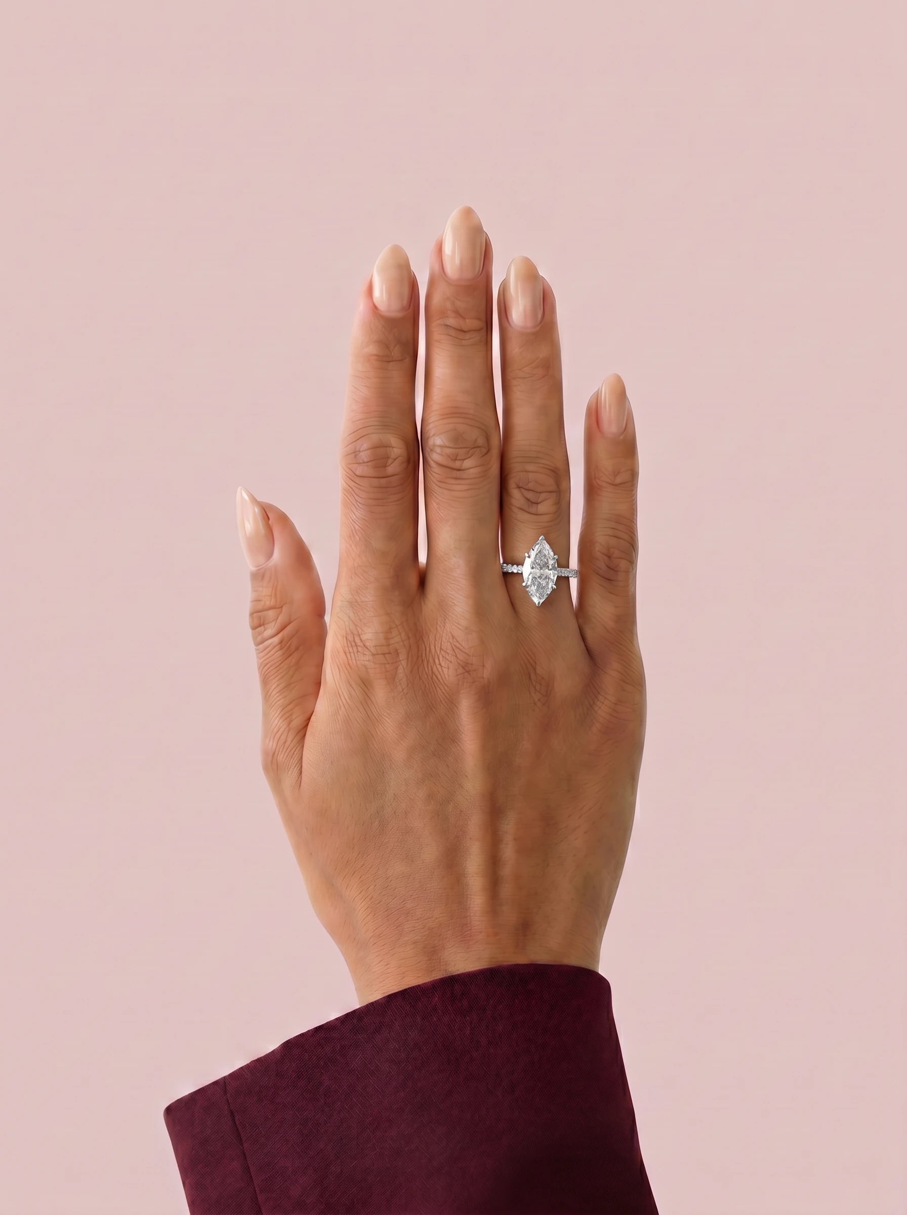 Anillo de compromiso AURORA marquesa en oro blanco, vista en la mano