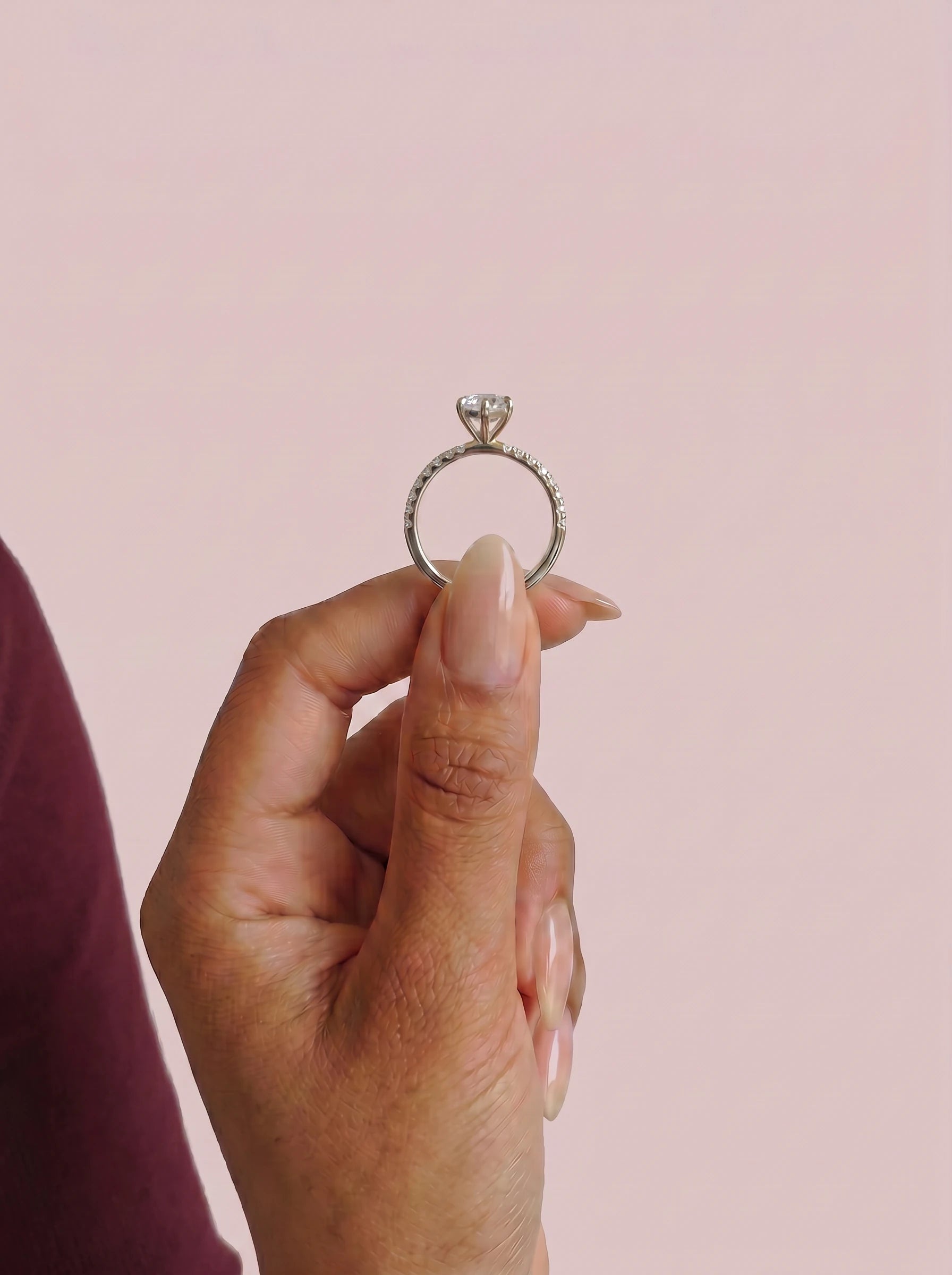 Anillo de compromiso AURORA marquesa en oro blanco, detalle sujeto con pinza