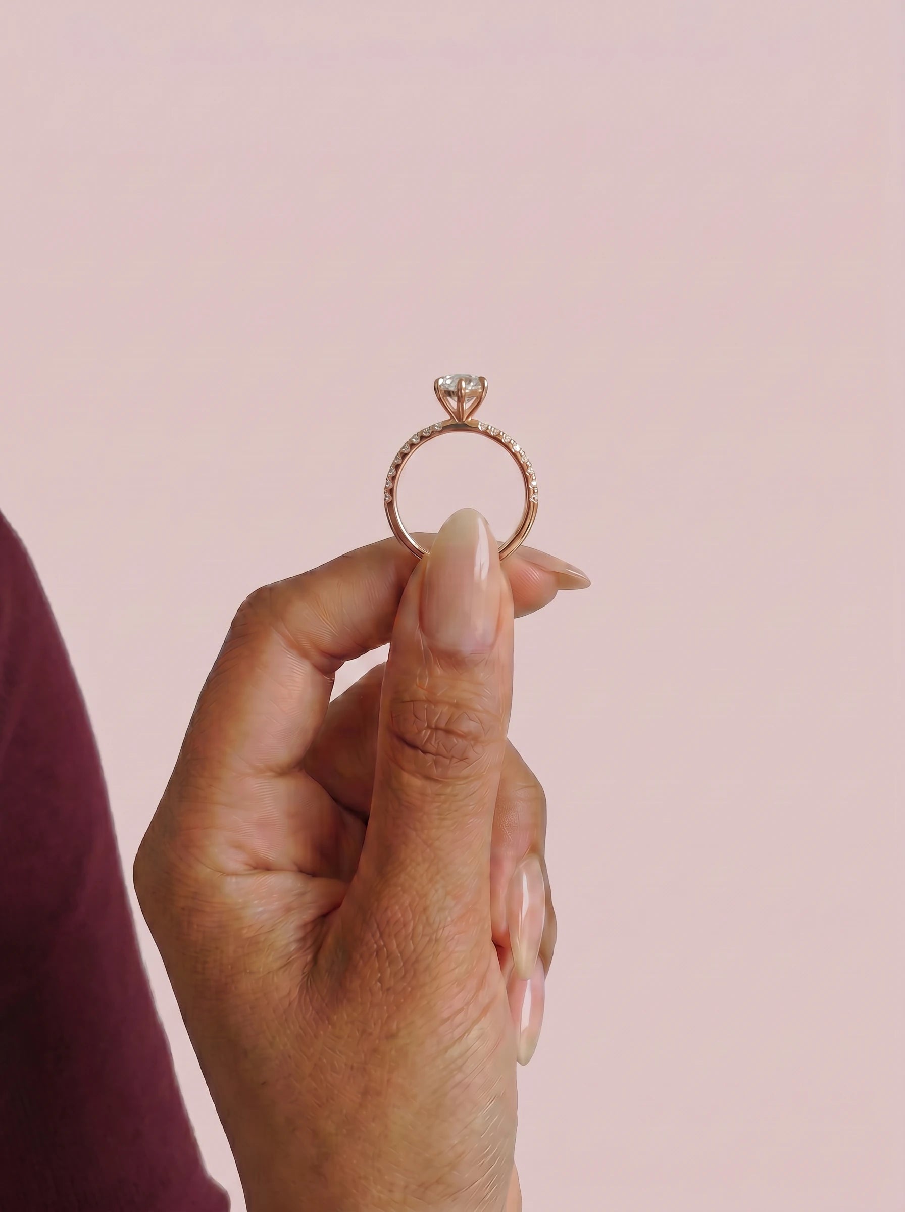 Anillo de compromiso AURORA marquesa en oro rosa, detalle sujeto con pinza