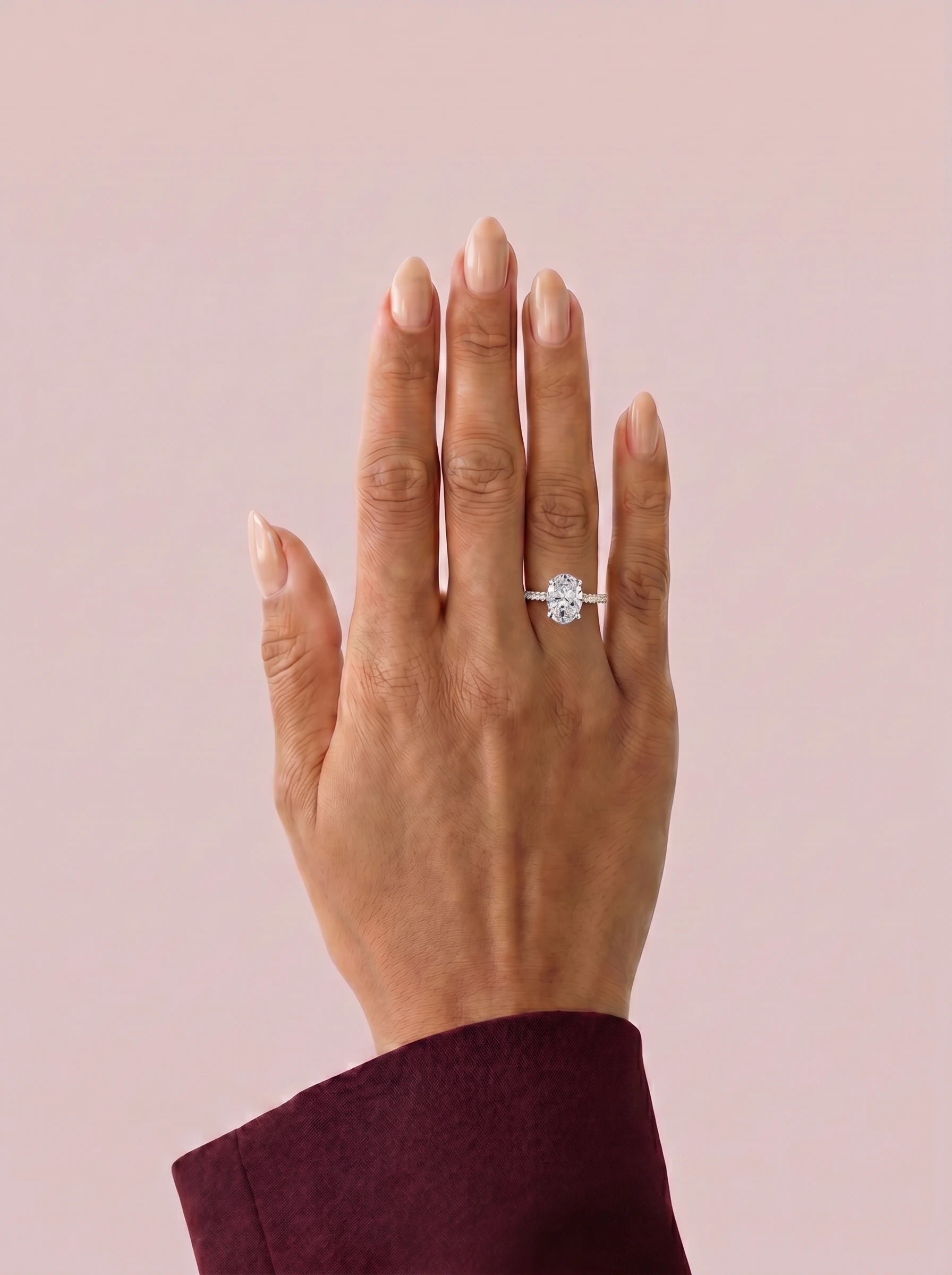 Anillo de compromiso AURORA oval en oro blanco, vista en la mano