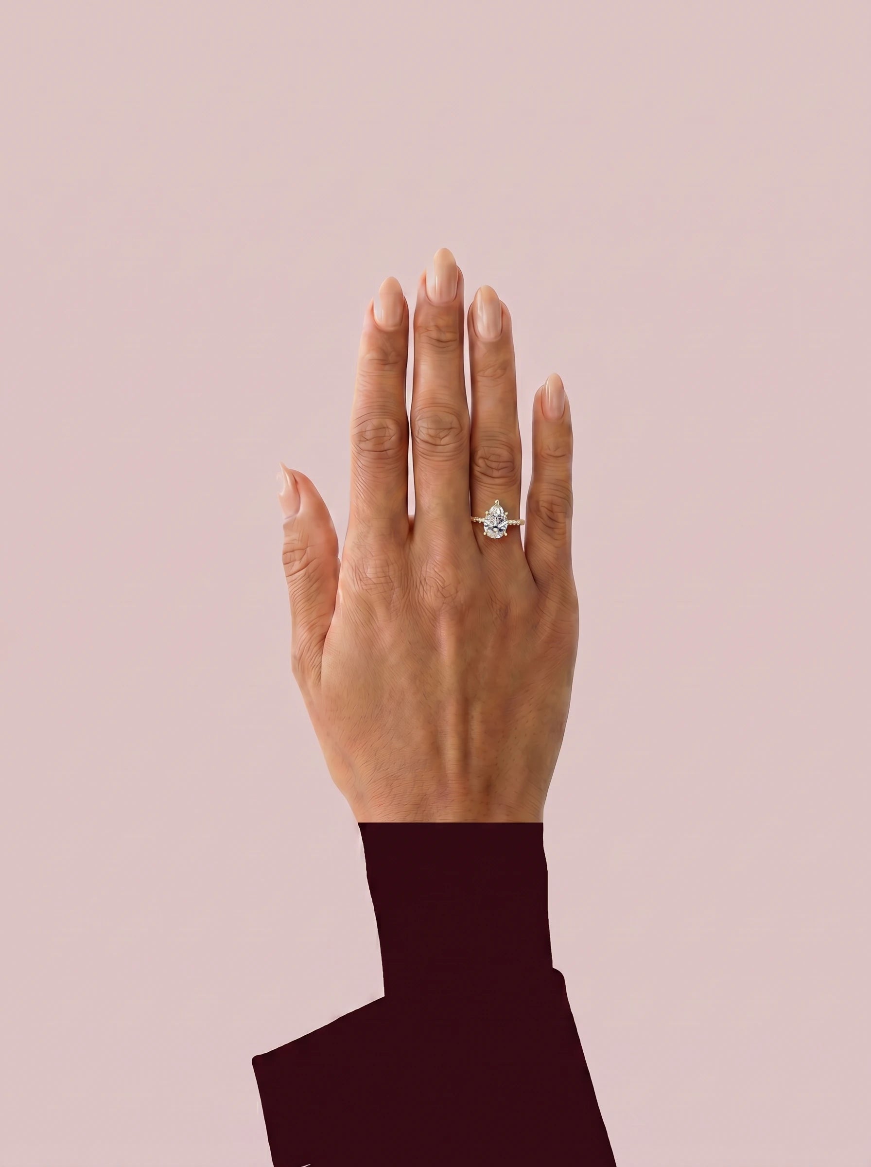 Anillo de compromiso AURORA pera en oro rosa, vista en la mano