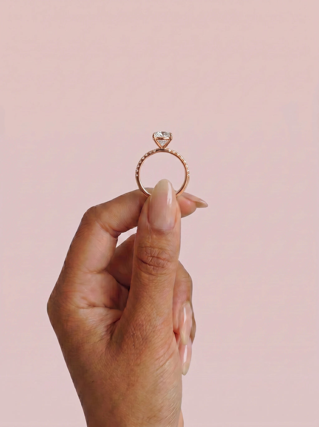 Anillo de compromiso AURORA pera en oro rosa, detalle sujeto con pinza