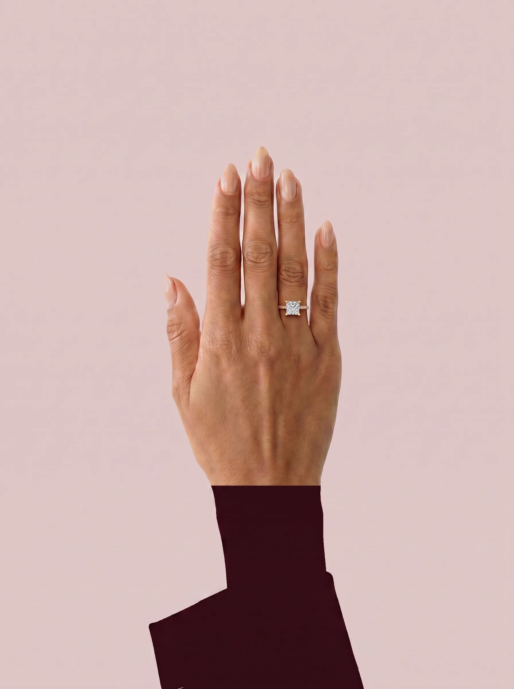 Anillo de compromiso AURORA princesa en oro rosa, vista en la mano