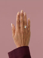 Anillo de compromiso AXIS marquesa con engaste compás bypass en oro amarillo, diamante, vista en la mano