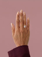 Anillo de compromiso AXIS marquesa con engaste compás bypass en oro rosa, diamante, vista en la mano