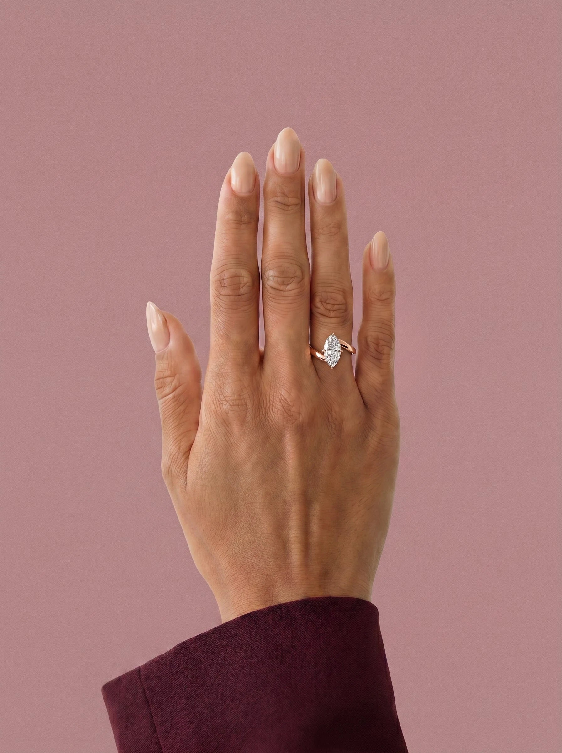 Anillo de compromiso AXIS marquesa con engaste compás bypass en oro rosa, diamante, vista en la mano