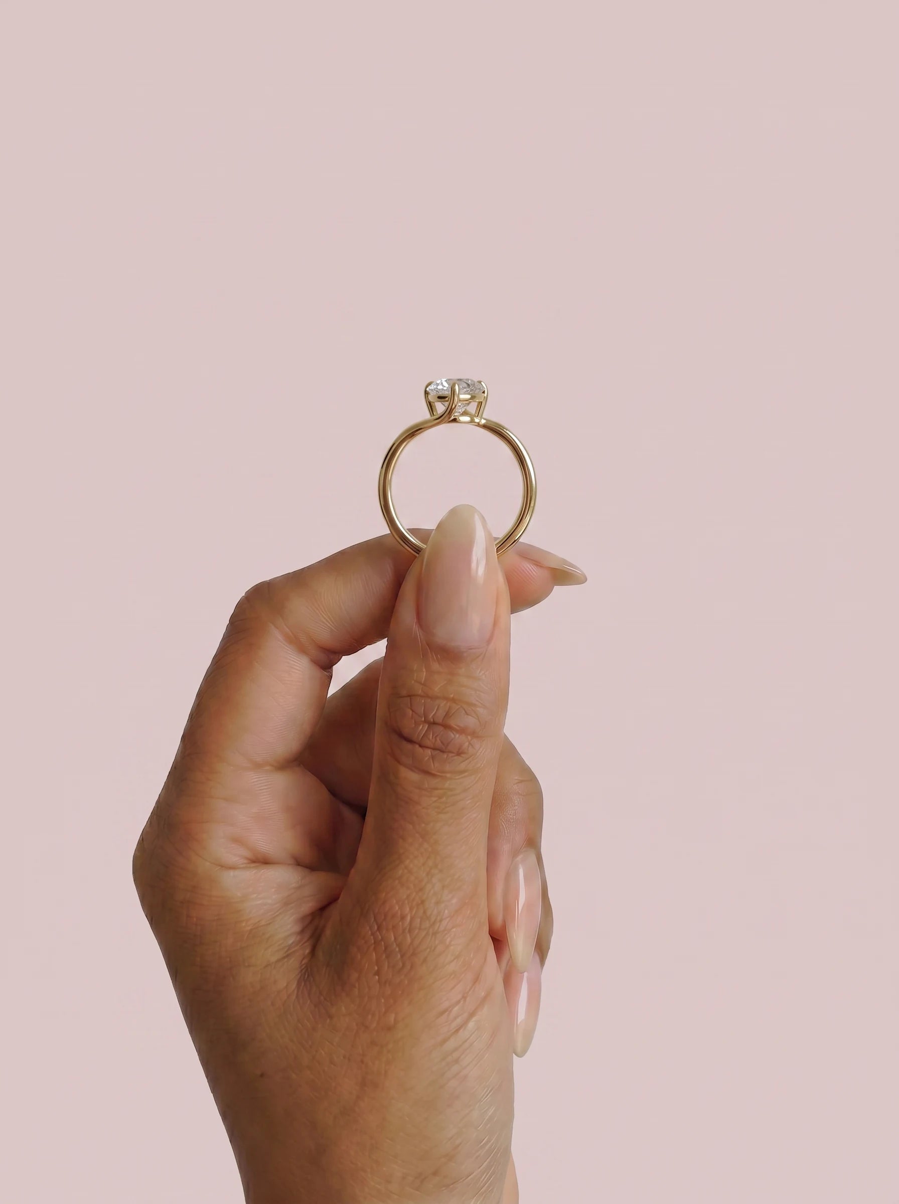 Anillo de compromiso AXIS pera con engaste compás bypass en oro amarillo, diamante, detalle sujeto con pinza