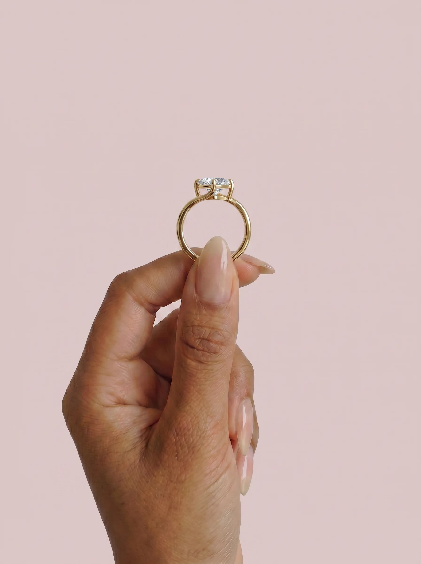 Anillo de compromiso AXIS princesa con engaste compás bypass en oro amarillo, diamante, detalle sujeto con pinza