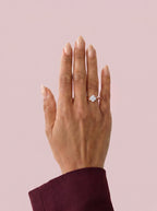 Anillo de compromiso AXIS princesa con engaste compás bypass en oro rosa, diamante, vista en la mano