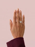 Anillo de compromiso ELARA Brillante trilogía puesto en la mano