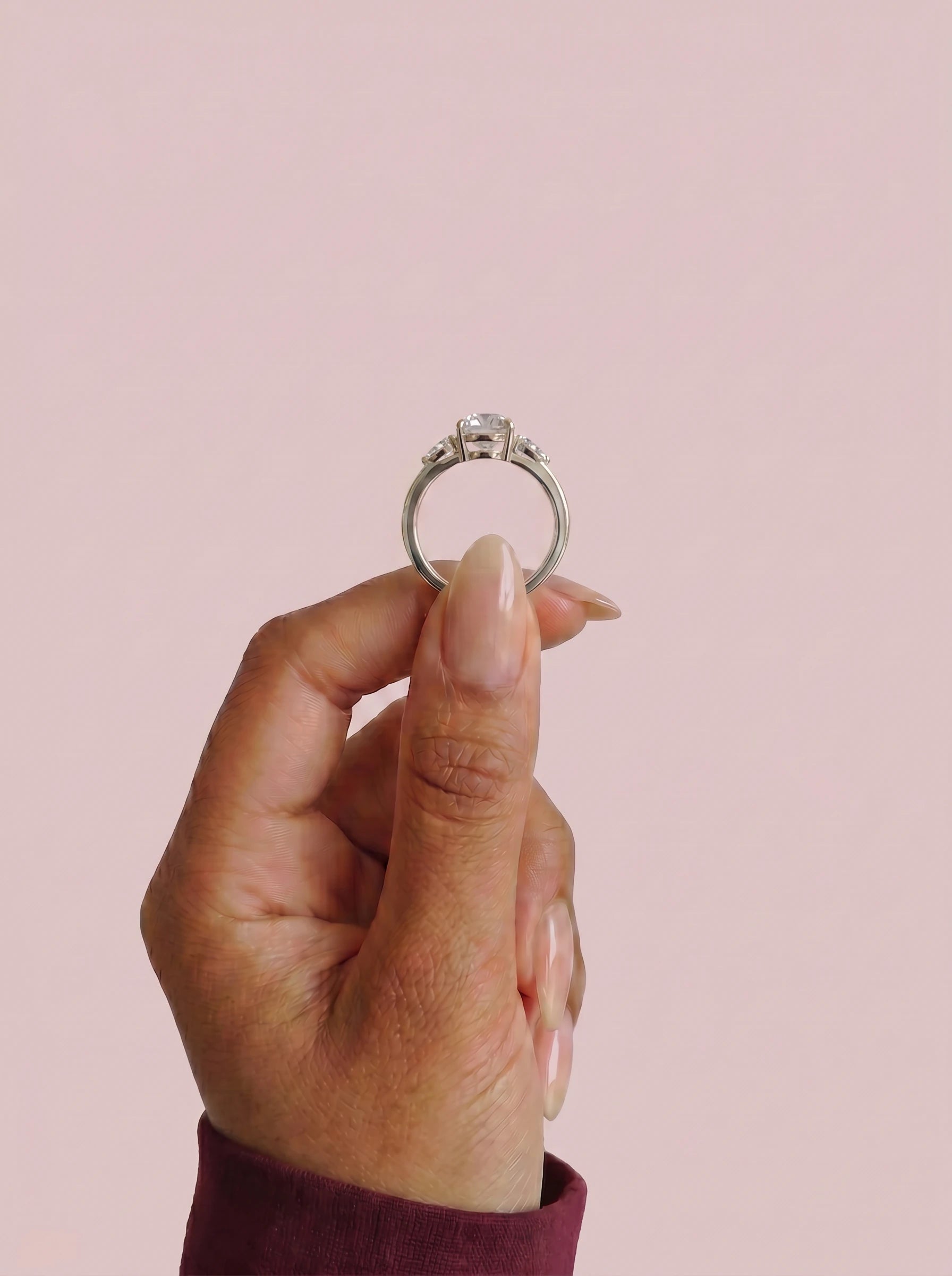 Anillo de compromiso ELARA Brillante trilogía sujeto con los dedos - vista frontal