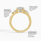 Anillo de compromiso ELARA cojín trilogía - puesto en mano