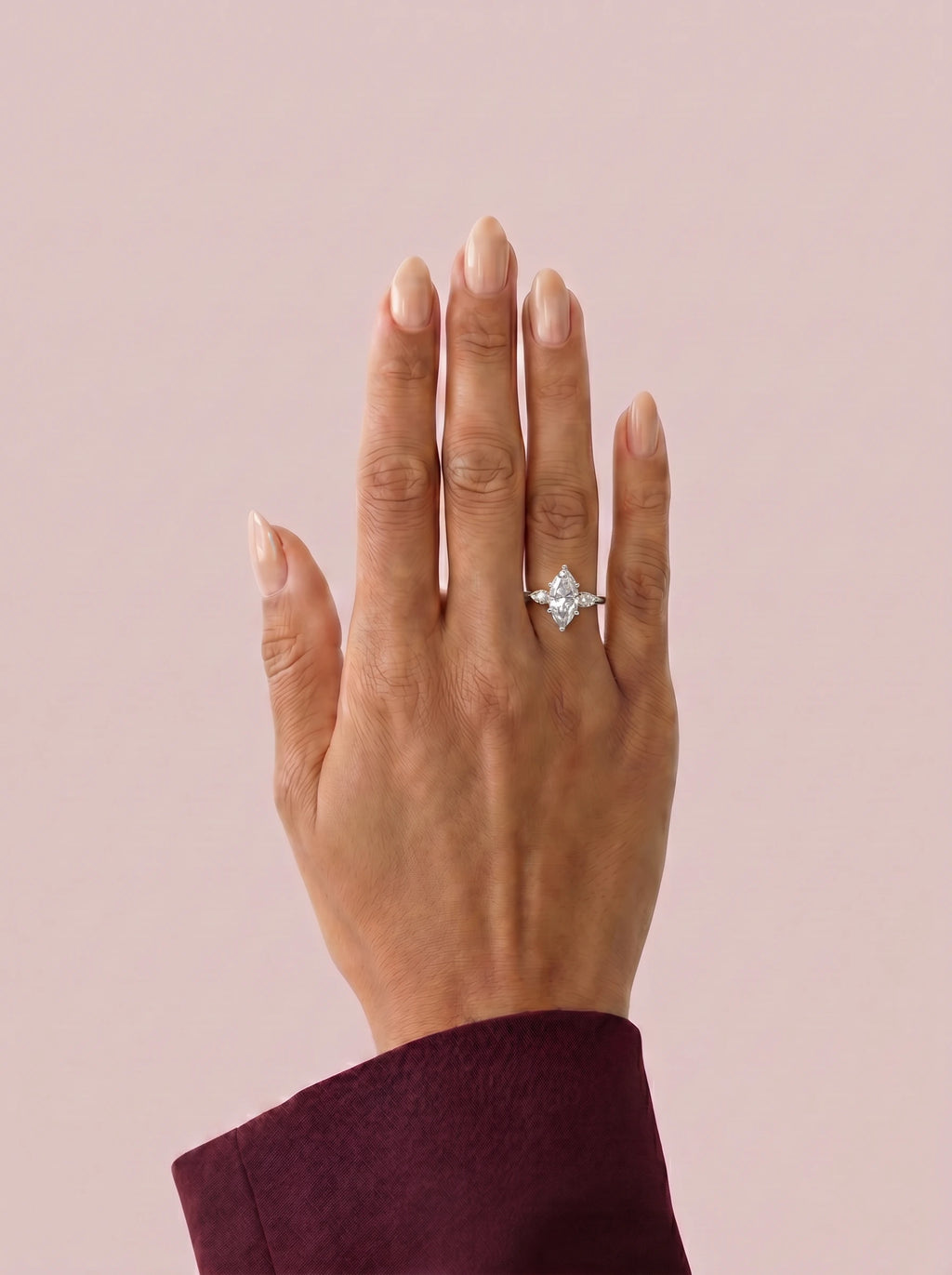 Anillo de compromiso ELARA Marquesa trilogía puesto en la mano