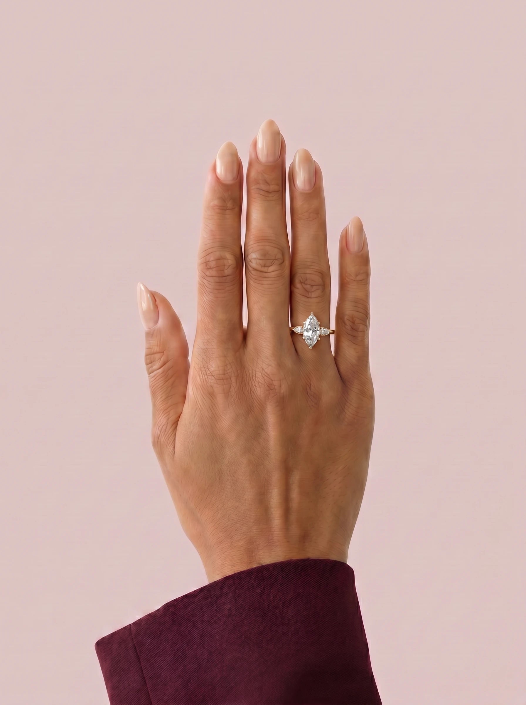 Anillo de compromiso ELARA Marquesa trilogía puesto en la mano