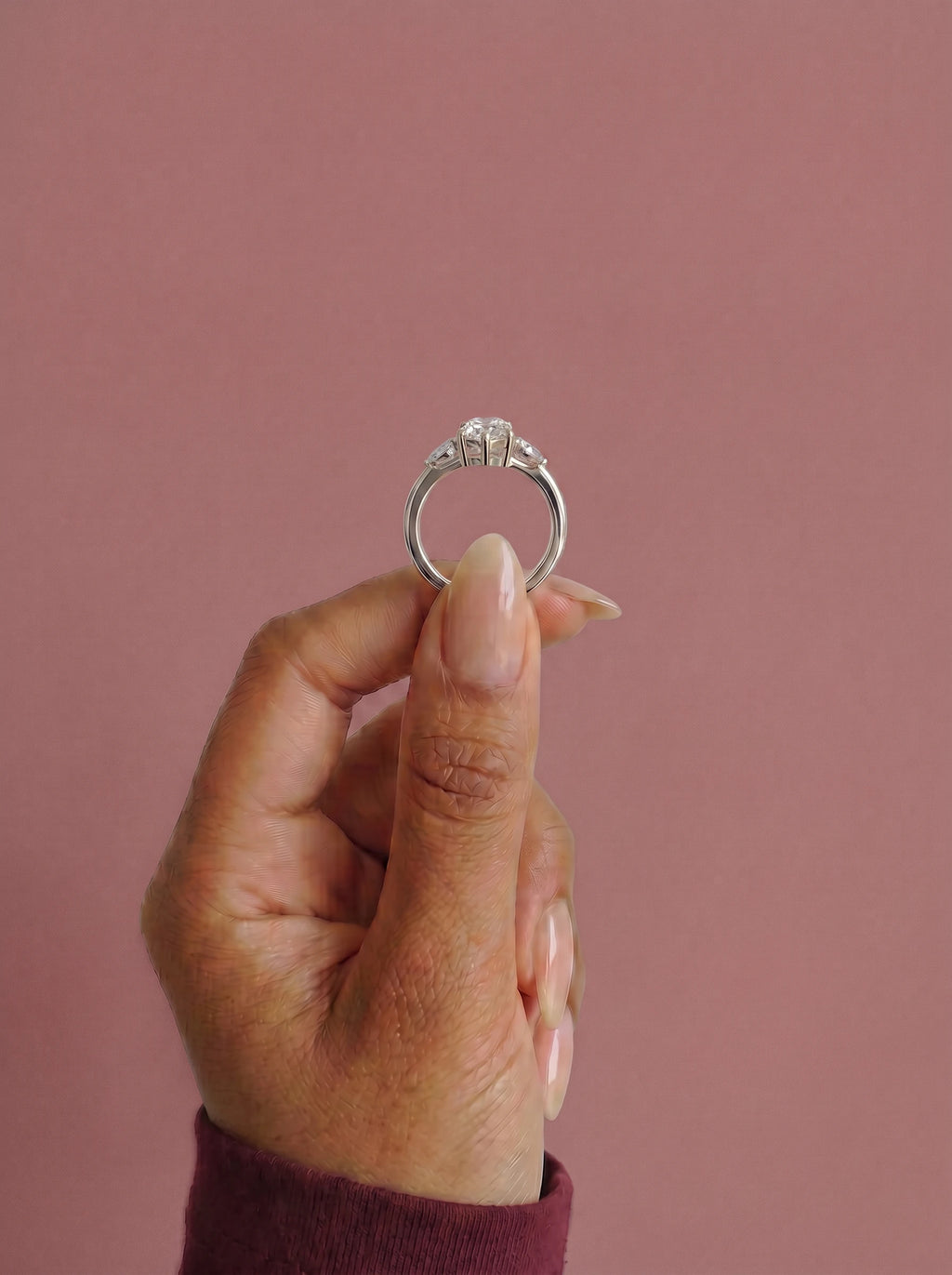 Anillo de compromiso ELARA Marquesa trilogía sujeto con los dedos - vista frontal